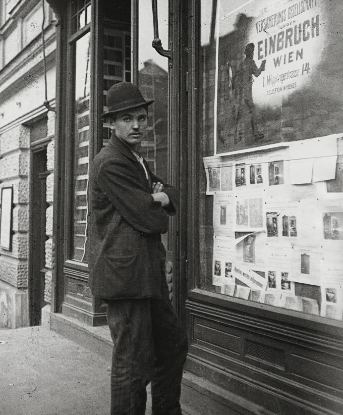 Emil Mayer 071 - Passant vor dem Schaufenster der 1. Versicherungsgesellschaft gegen Einbruch in Wien