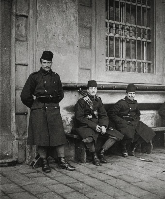 Emil Mayer 085 - Bosniakisch-herzegowinische Infanterie ("Bosniaken") auf Wache vor dem Kriegsministerium Am Hof, Wien (Wv. 131)