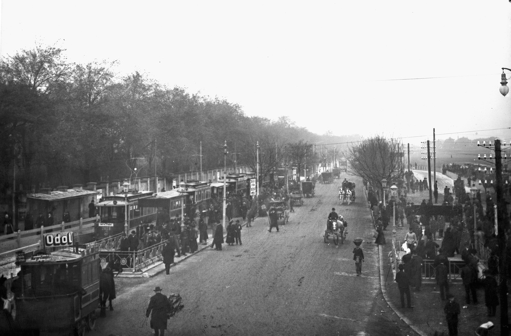 Tramoj en Vieno en 1905 ĉe la Centra Tombejo-3 - Trams arriving at 1st gate of Vienna Central Cemetery on All Saints' Day
