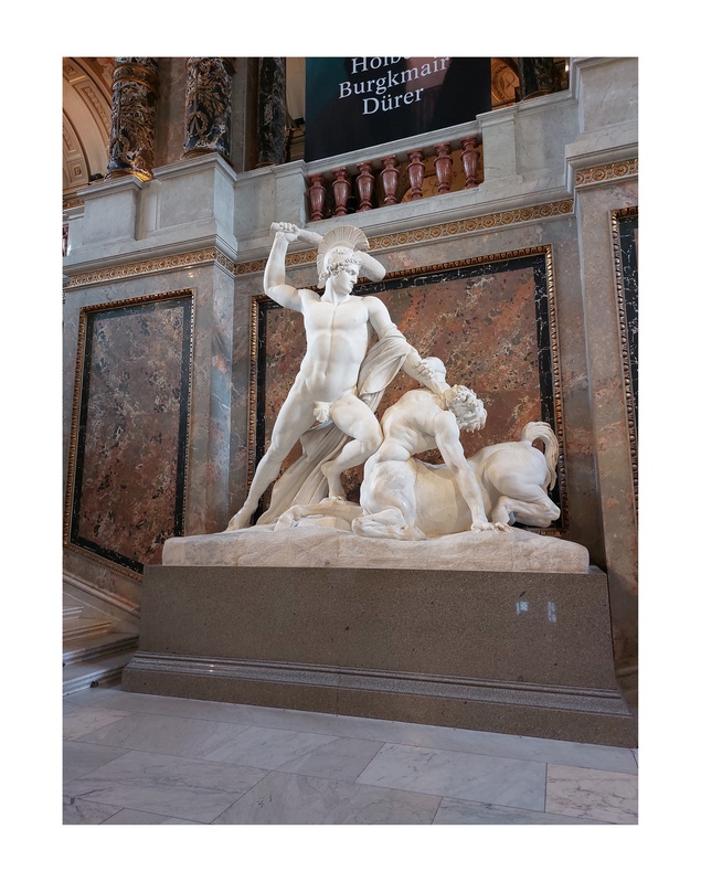 Theseus võitleb kentauriga. Foto Antonio Canova skulptuurigrupist (1804-1819) rephoto