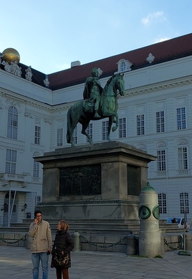 Gezicht op het Josefsplatz in Wenen met ruiterstandbeeld van Jozef II door Franz Anton Zauner, August Angerer's Ansichten von Wien, Josefpatz rephoto