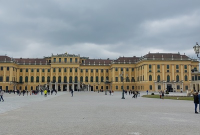 Vaade Schönbrunni lossi esifassaadile ja lossiesisele väljakule. rephoto