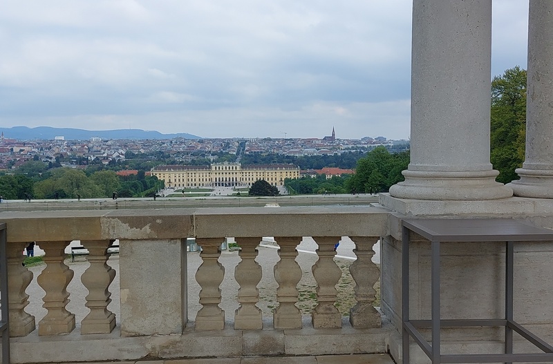 Liidia Tuulse poseerimas Schönbrunni lossis Viinis rephoto