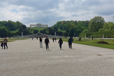Scönbrunni lossipark, silmapiiril ehiskaaristu. Taamal inimesed, esiplaanil kaks naist. rephoto