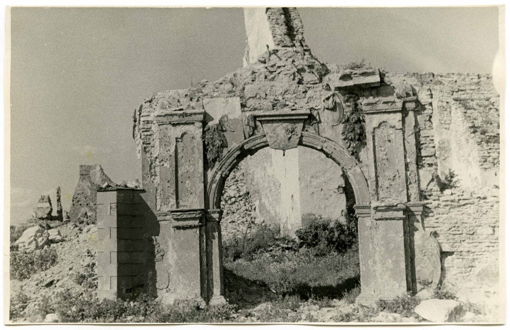 Narva Issanda Muutmise peakiriku surmaväravad juunis 1953