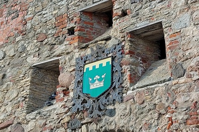 Crest at Põltsamaa Castle - Coat of arms above main gate at Põltsamaa Castle. rephoto