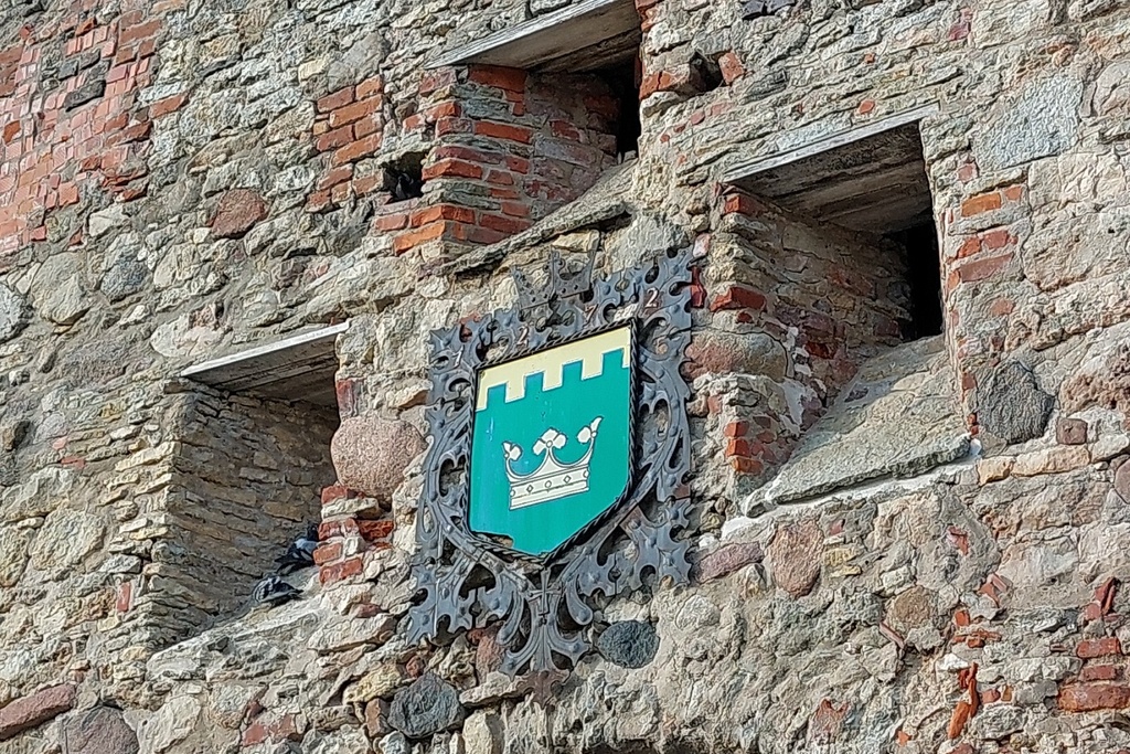 Crest at Põltsamaa Castle - Coat of arms above main gate at Põltsamaa Castle. rephoto