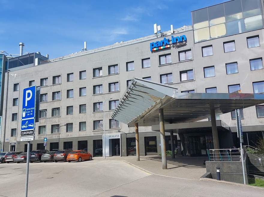 Hotell Tallinn, hoone vaade varikatuse juurest. Arhitektid Peeter Tarvas, Heiki Karro, Toivo Kallas rephoto