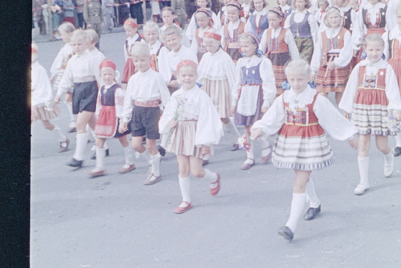 Kaader Tallinna Kinostuudio dokumen-taalfilmist "Sünnipäev".                 Rahvakunstiõhtu Komsomoli-nimelisel staadionil.