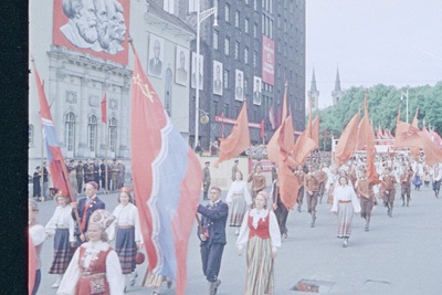 Kaader Tallinna Kinostuudio dokumen-taalfilmist "Sünnipäev".                 Rahvakunstiõhtu Komsomoli-nimelisel staadionil.  similar photo