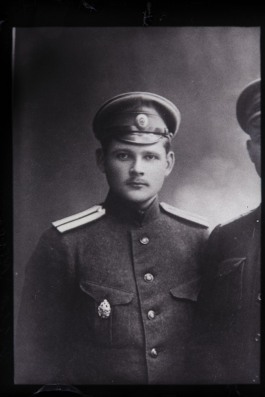 Sõjaväelane grupifotol, (26.02.1917 fotokoopia, tellija Wares [Vares]).