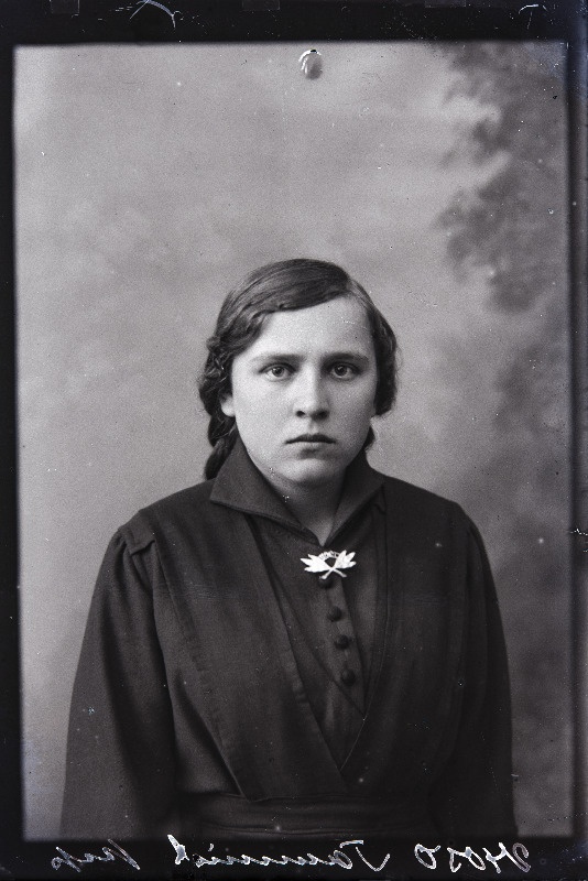 Kooliõpilane Anna Maria Tammist (abielus Semper).