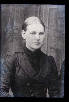 Naine fotol, (25.03.1919 fotokoopia, tellija Mankin).  duplicate photo