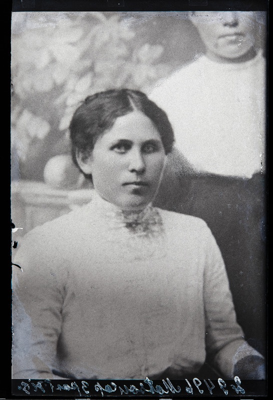 Naine grupifotol, (19.05.1919 fotokoopia, tellija Matson).
