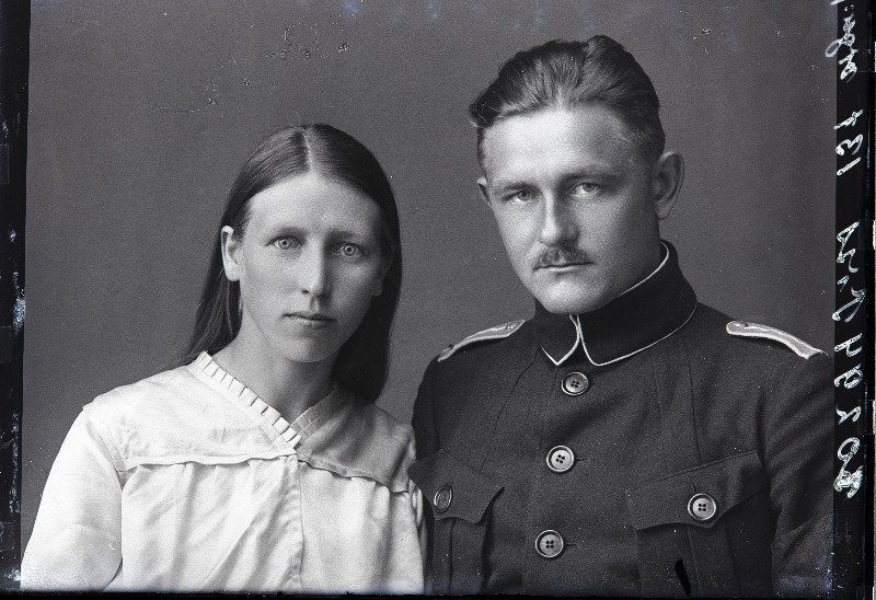 Sõjaväelane Tiss naisega.