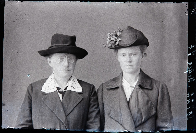 Kaks naist, (foto tellija Meyer [Meier].
