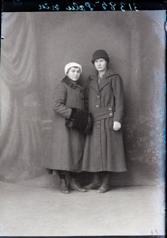 Kaks naist, (foto tellija Palu).