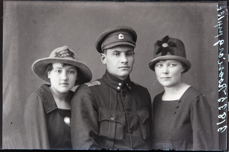 Sõjaväelane ja kaks naist, (foto tellija Roosiorg).