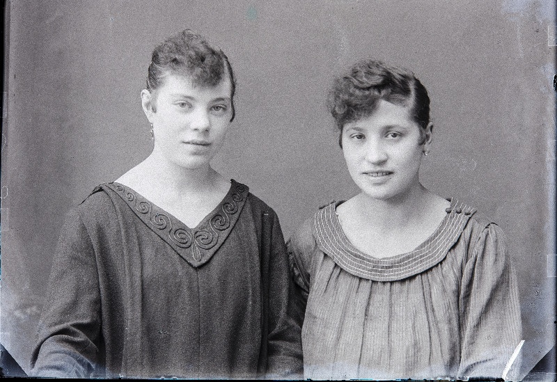 Kaks naist, (foto tellija Nachamowitsch [Nachomowitsch].