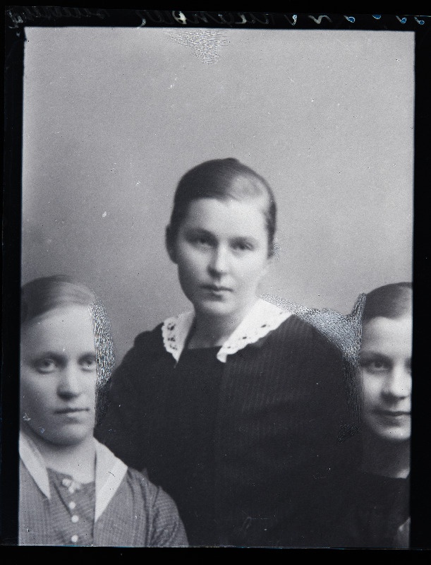 Neiu grupifotol, (15.03.1921 fotokoopia, tellija Frilander [Frielander]).