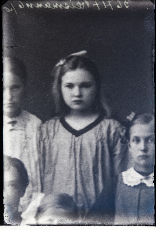 Tüdruk grupifotol, (30.08.1921 fotokoopia, tellija Reismann).