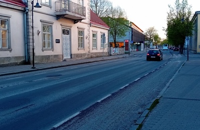 Richard Sepa matuserongkäik Tallinna tänaval KES-i maja ees rephoto