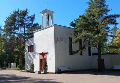 The old cable of the Rahumäe cemetery - cement and wooden shirt store. rephoto