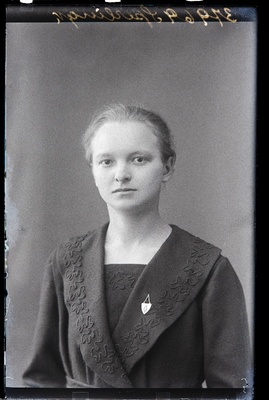 Viljandi Eesti Haridusseltsi Tütarlaste Gümnaasiumi lõpetaja Marie Sperling.  duplicate photo