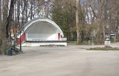 Kuressaare Lossipark, vaade kohvik "Tivoli" sammaste vahelt rephoto