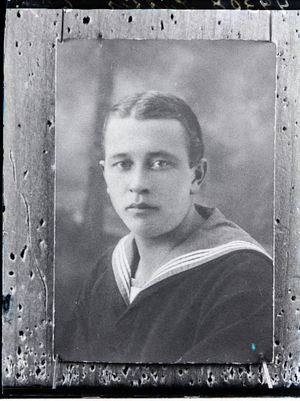 Noormehe foto, (06.09.1927 fotokoopia, tellija Luter [Lutter]).