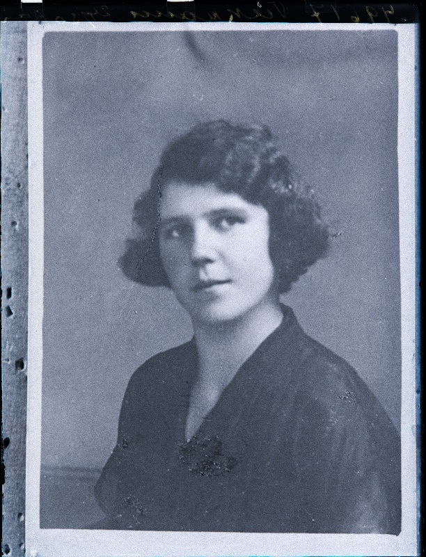 Naise foto, (05.11.1927 fotokoopia, tellija Viekmann).