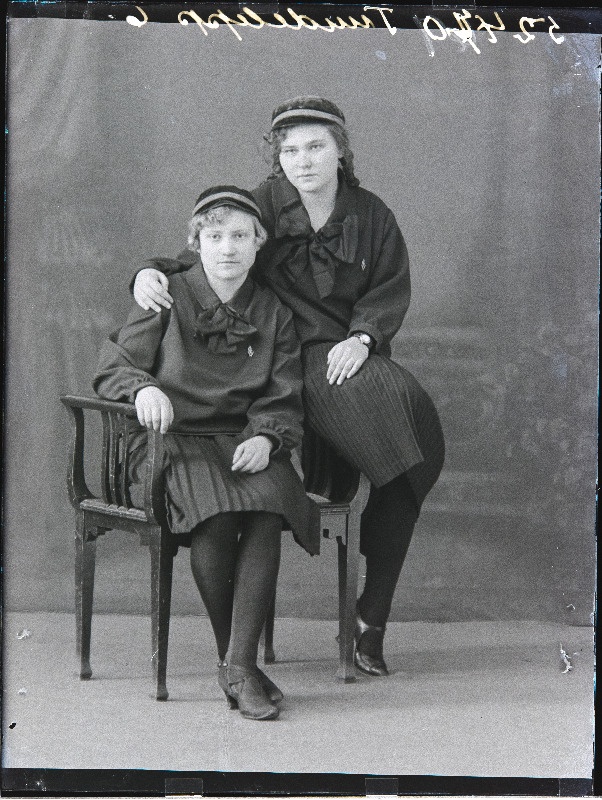 Kaks teklites tütarlast, (foto tellija Tuudelepp).