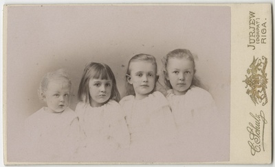 Margarethe, Gertrud, Irmgard ja Andreas Friedrich Lezius  duplicate photo