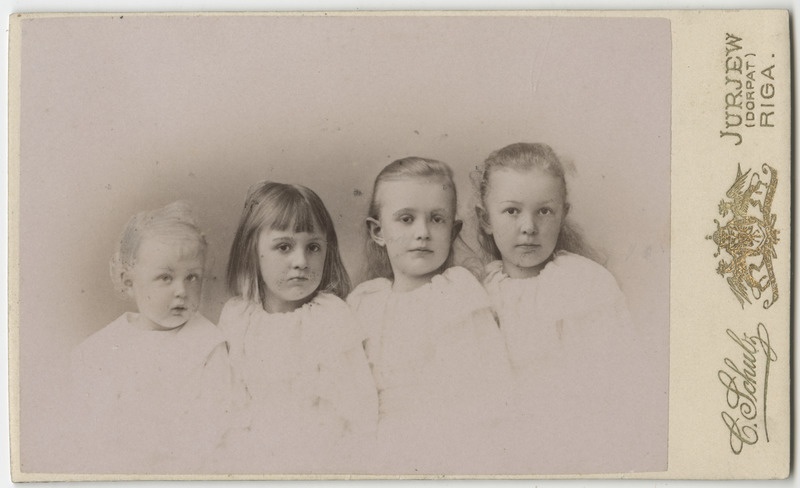 Margarethe, Gertrud, Irmgard ja Andreas Friedrich Lezius