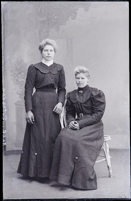 Kaks naist, (foto tellija Peterson).  duplicate photo