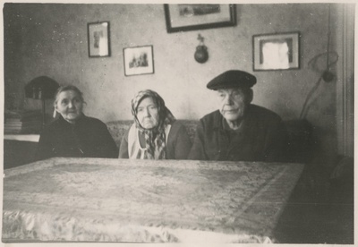 Leena Eensalu, Liisa ja Jaan Labi elutoa diivanil istumas  similar photo
