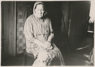 Liisa Labi köögis taburetil istumas  similar photo