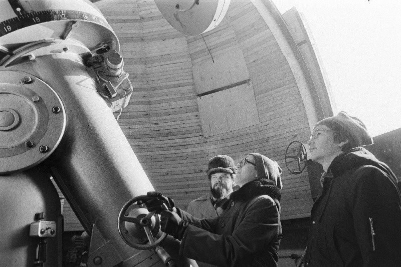 Tartu Astrofüüsika Observatooriumi teadur Tõnu Tuvikene ja Nõo Keskkooli õpilased Annes Leht ning Eduard Meos teleskoobi juures.