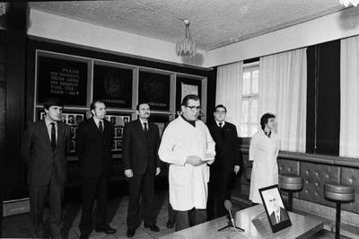 NLKP Keskkomitee peasekretäri J. Andropovi leinamiitingul Tallinna Piimatoodete Kombinaadis kõneleb tööline R. Antonov.  similar photo