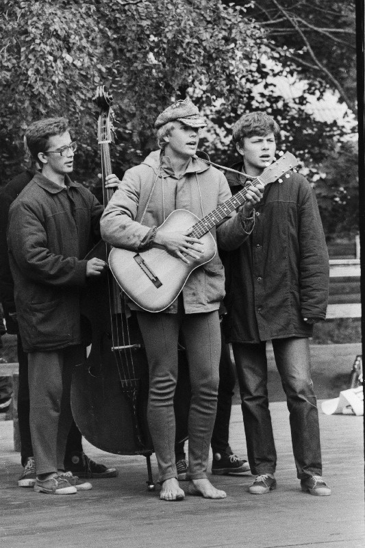 Eesti Õpilasmaleva 1984. a. kokkutulekul Rannal üldvõitjaks tulnud Lümanda rühma laulutrio.
