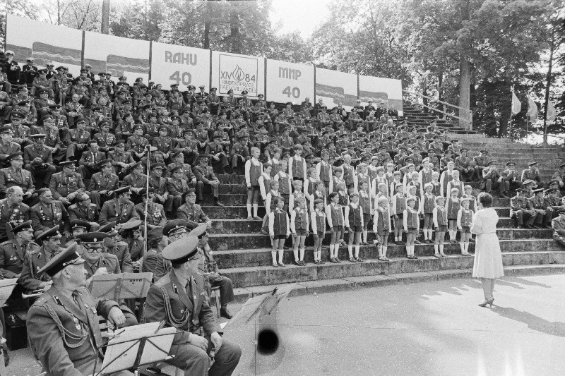 XIV rindesõprade päeval Viljandis esineb Viljandi 5. Keskkooli poistekoor.