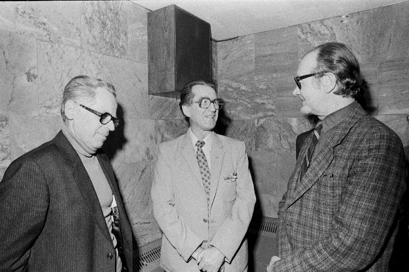 Eesti NSV Arhitektide Liidu kongressi vaheajal vestlevad (vasakult) Harri Otstavel, Heino Reissaar ja Rein Zobel.