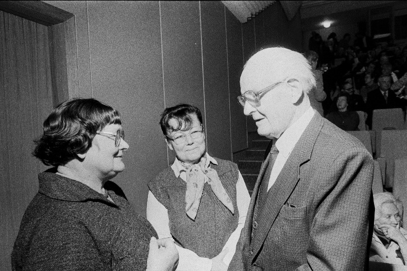 Eesti NSV Arhitektide Liidu kongressi vaheajal vestlevad (vasakult) Valve Pormeister, Ethel Brafmann ja Nikolai Kusmin.