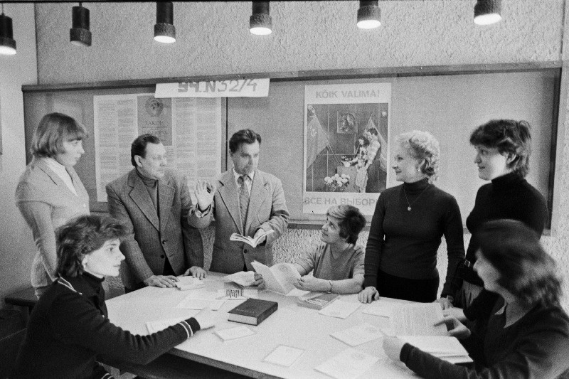 Tootmiskoondise "Silikaat" agitkollektiivi juht Olavi Orusaar instrueerib agitaatoreid enne NSV Liidu Ülemnõukogu valimisi.