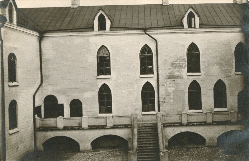 Koluvere piiskopilinnuse konvendihoone.