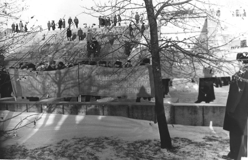 Interliikumisest osavõtjate pikett loosungiga "Tuulelipud EKP Keskkomiteest välja!" linnahalli juures.