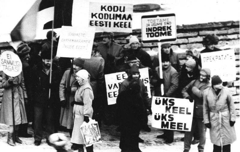 Pikett keeleseaduse toetuseks Toompeal Lossi platsil Eesti NSV Ülemnõukogu XI koosseisu 9. istungjärgu ajal.