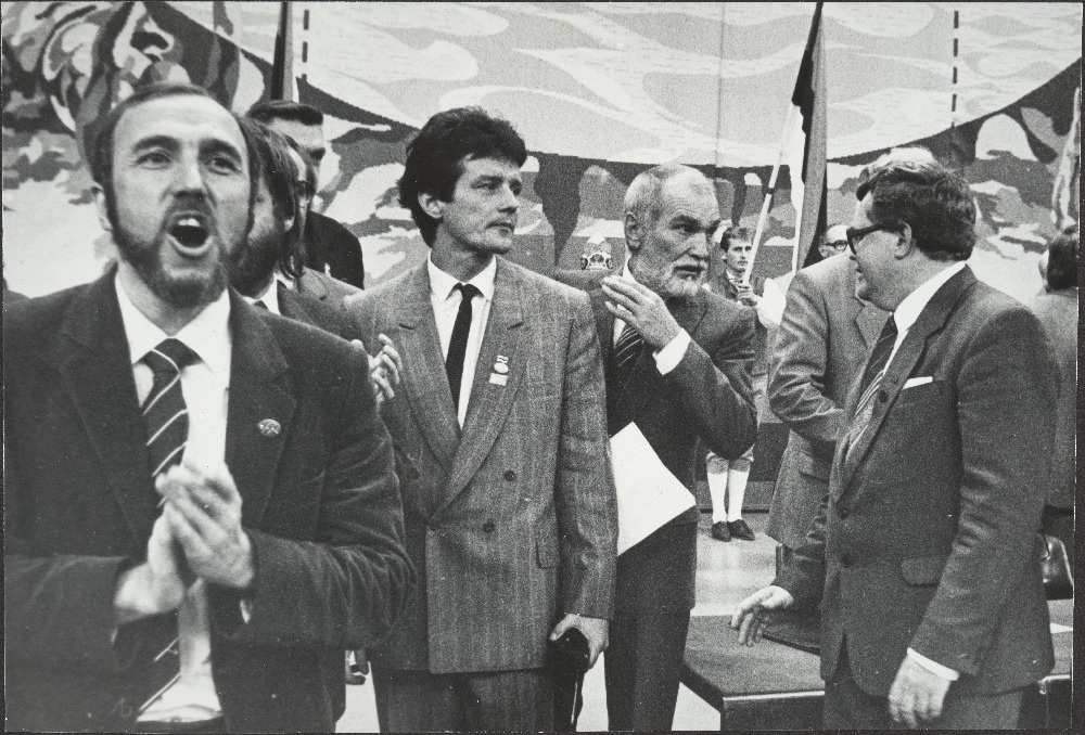 Rahvarinde asutamiskongress Linnahallis. Kalju Suure poolt pandud pealkiri: "Rahvarinne on loodud!"