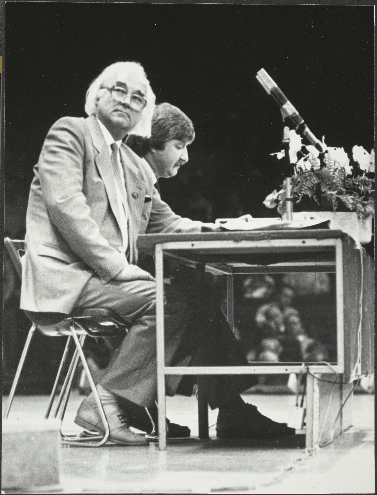 Rahvarinde asutamiskongress Linnahallis, mida juhatab majandusteadlane Uno Mereste.