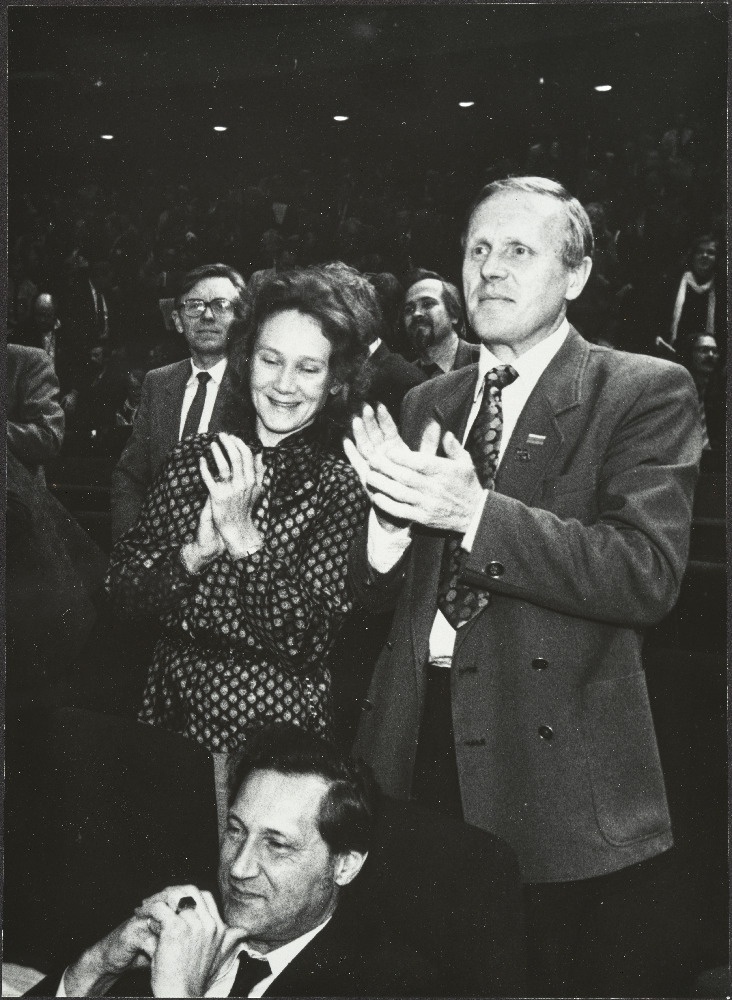 Rahvarinde asutamiskongress Linnahallis. Ajakirjanik Vello Pohla.